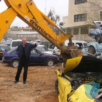 الشرطة تضبط وتتلف(71)مركبة غير قانونية في قلقيليه والخليل