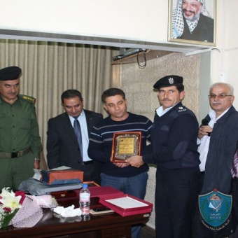 تكريم شرطة المباحث وشرطة عقربا ومدير عام الحكم المحلي في محافظة نابلس