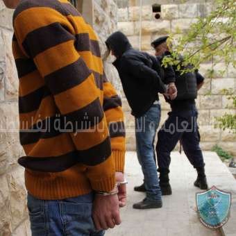 الشرطة تقبض على شخصين بتهمة تعاطي وترويج المخدرات في نابلس.