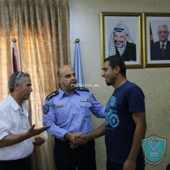 الشرطة تشكر مواطن لأمانته في الخليل