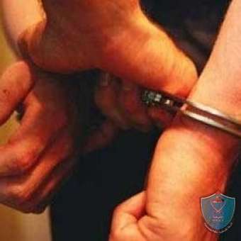 الشرطة تقبض على شخص بحوزته مواد يشتبه أنها مخدرة في سلفيت