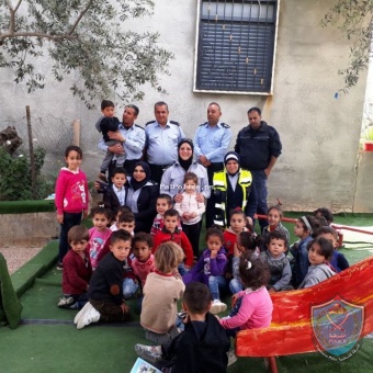 المركز المتنقل يستهدف مدارس بيت فوريك بالتوعية الشرطية في نابلس