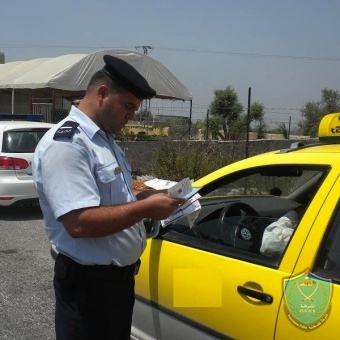 الشرطة تقبض على متهم بالسرقه و تنزل  ١٣ مركبه عن الشارع  في نابلس و جنين