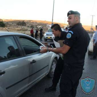 الشرطة تقدم الارشادات المرورية والماء والتمر قبيل الافطار في رام الله