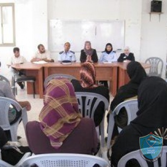 الشرطة و لجنة مناهضة العنف تعقدان ندوة حول " العنف الاسري " في بلدة كفر الديك