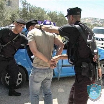 الشرطة تلقي القبض على سارق شيكات في رام الله
