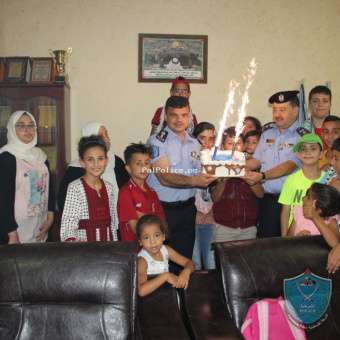 الشرطة تستقبل المهنئين بمناسبة عيد  الشرطة الفلسطينية