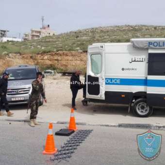 المركز المتنقل يشرع بتنظيم عدد من الحواجز في شوارع الخليل