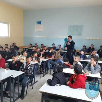 التوعية الشرطية تستهدف 150 طالب في مدرسة ذكور المزرعة القبلية الثانوية