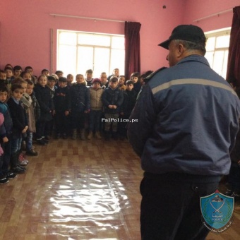 الشرطة تنظم يوم مروري في مدرسة الرسالة الخاصة بالخليل