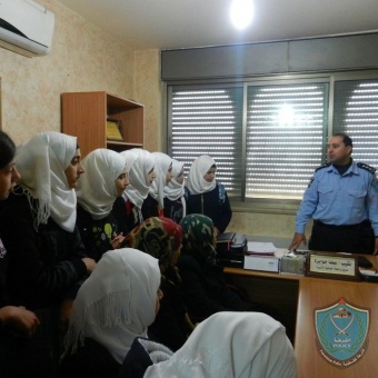 الشرطة تستضيف طالبات مدرسة بيت أولا الثانوية في الخليل