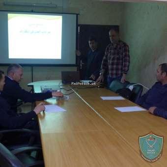 الشرطة تنظم دورة لمنتسبيها حول سلامة إجراءات العمل في أقسام النظارات في قلقيلية