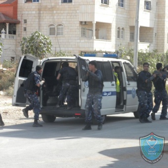 الشرطة تفض شجارا وتلقي القبض على (13)  شخصاً في رام الله