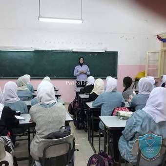 الشرطة تنظم محاضرة توعية في مدرسة ياسر عرفات الاساسيه للبنات في نابلس