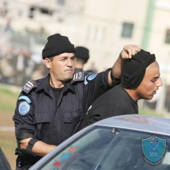 الشرطة تقبض على 3 أشخاص بتهمة حيازة أثار و مواد مخدرة في طولكرم و رام الله .