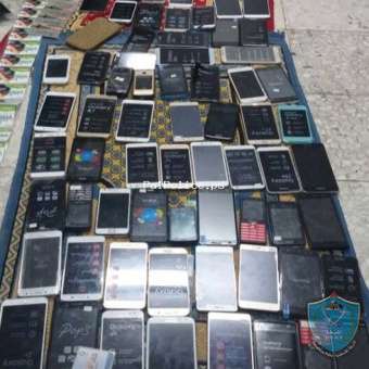 الشرطة تكشف ملابسات سرقة 80 جهاز محمول و500 بطاقة شحن من محل في الخليل