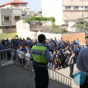 الشرطة مع طلبة المدارس بفعاليات الطابور الصباحي في قلقيلية