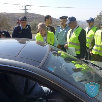 وزير النقل والمواصلات والمحافظ يشاركان بتوزيع برشورات الفحص الشتوي في رام الله