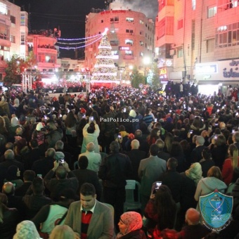 الشرطة تؤمن وتشارك باحتفال إضاءة شجرة عيد الميلاد المجيد في رام الله