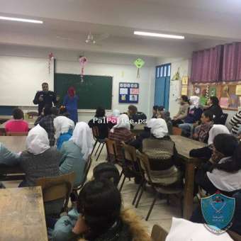 الشرطة تنظم محاضره حول مخاطر استخدام شبكات التواصل الاجتماعي)في طوباس