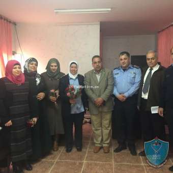 الشرطة توزع الورود على الأمهات بمناسبة عيد الأم في طوباس