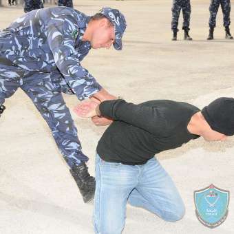 شرطة بيت لحم تلقي القبض على شخصين بتهمة سرقة منزل