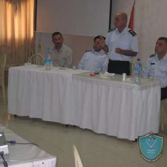 المفوض السياسي ومشرف دورات الحاسوب في الشرطة يحاضرون في دورة الإدارة المتوسطة