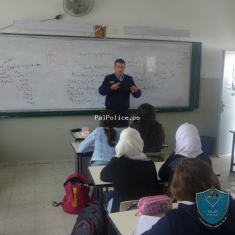 الشرطة تعقد لقاء بعنوان ( كيفية التنشئة الاجتماعية السليمة ) في مدرسة بنات عتيل  بطولكرم
