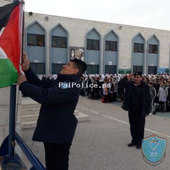 الشرطة تشارك طالبات مدرسة بنات ميثلون الأساسية في جنين رفع العلم أثناء الطابور الصباحي
