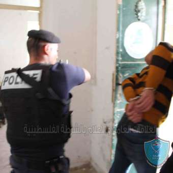 الشرطة تقبض على شخص بتهمة السرقة في نابلس
