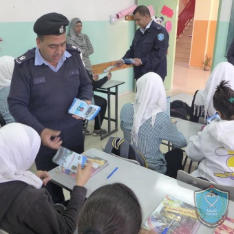 الشرطة توزع نشرات توعوية على طالبات بنات بيت لحم الثانوية