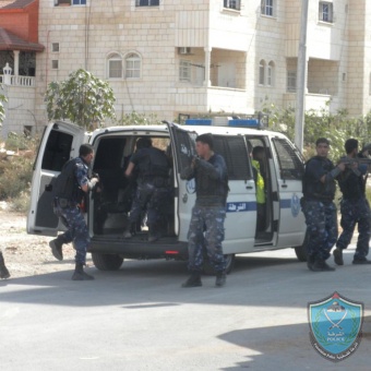الشرطة تلقي القبض على عصابة أمتهنت السرقة في رام الله