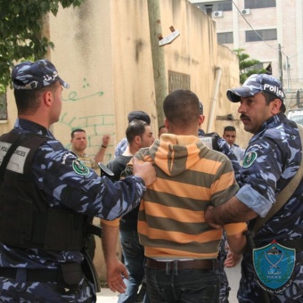 الشرطة تلقي القبض على 5 أشخاص بتهمة الشروع بالقتل في نابلس .