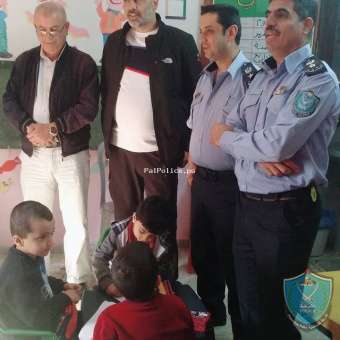 الشرطة  تلتقي بمجلس بلدي الجاروشة وتعقد نشاطات في البلدة بطولكرم