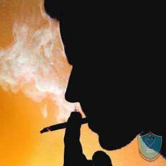 الشرطة تقبض على شخصين بتهمة حيازة وتعاطي المخدرات بالخليل