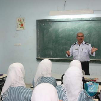 الشرطة تنظم محاضرة شرطية لطالبات مدرسة بنات العمرية في قلقيلية