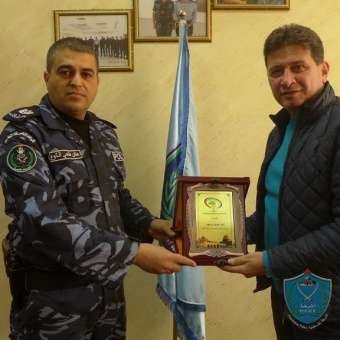 الاتحاد الفلسطيني لكرة القدم يكرم وحدة الشرطة الخاصة في الخليل