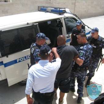 الشرطة تلقي القبض على 5 اشخاص بتهمة السرقة في الخليل و طولكرم و جنين