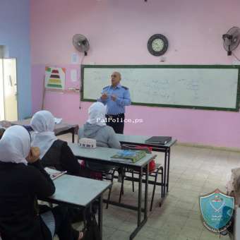 الشرطة تحاضر في طالبات مدرسة بنات أبو علي إياد الثانوية في قلقيلية