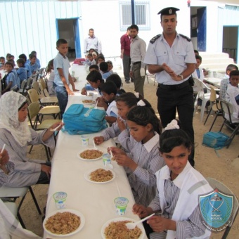 شرطة أريحا تقدم وجبة إفطار لمدرسة بدو الكعابنة