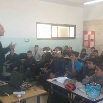 الشرطة تنظم محاضرة حول السلامة المرورية  في مدرسة ذكور الشهداء الثانوية في جنين