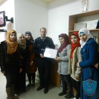 طالبات جامعة الخليل يكرمن وحدة حماية الأسرة بشرطة المحافظة