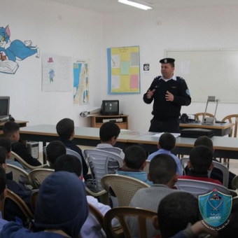 الشرطة تنظم محاضرة توعوية لطلبة مدرسة حطين الأساسية في قلقيلية