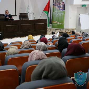 الشرطة تعقد ندوة حول السلامة المهنية للصحفيين في جامعة الخليل