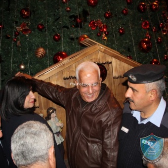 الشرطة تؤمن وتشارك بمراسم إضاءة شجرة الميلاد في بيت جالا