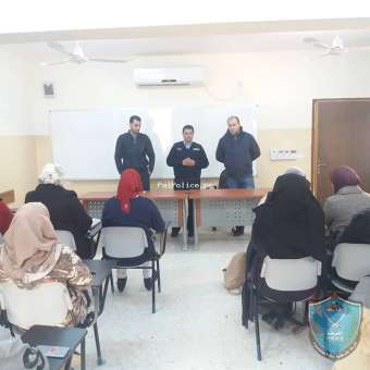 الشرطة تنظم محاضرة حول مخاطر الانترنت و الابتزاز الالكتروني  في مر كز التدريب المهني بسلفيت