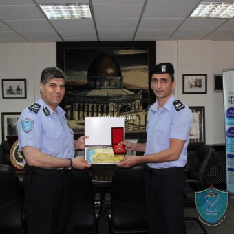 اللواء حازم عطالله يمنح الرائد عبد الحليم عطية جائزة الشرطة للتميز