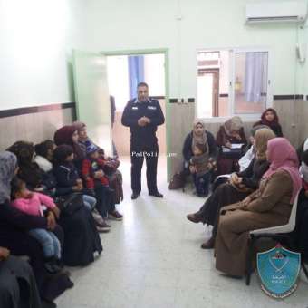 الشرطة تنظم لقاءا مجتمعيا ( حول الابتزاز الالكتروني على شبكة التواصل الاجتماعي )بطوباس