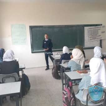 الشرطة تنظم محاضرات توعية بمدرسة دير نظام الثانوية المختلطة