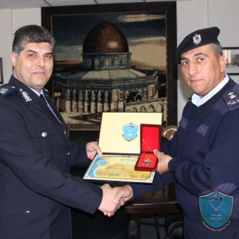 اللواء حازم عطا الله يمنح (جائزة الشرطة للتميز)للملازم اول حامد البسطامي